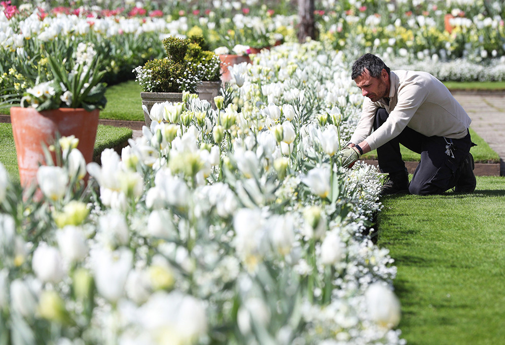 Why Kensington Palace Opened A White Garden In Honor Of Princess Diana E Online